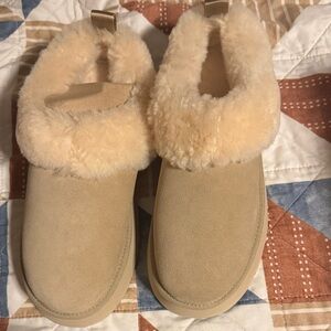 UGG W Tazzelle Tan Slippers